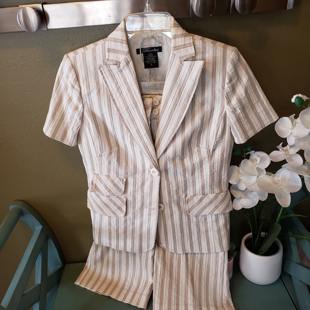 Short sleeve, cropped pants suit